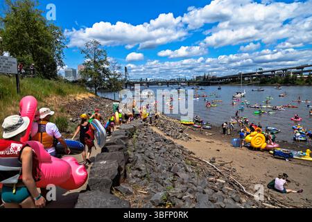 The Big Float, Portland, Oregon - 13. Juli 2019: Menschen mit Schlauchbooten begeben sich auf den Willamette River für einen unterhaltsamen Tag im Schwimmen. Stockfoto