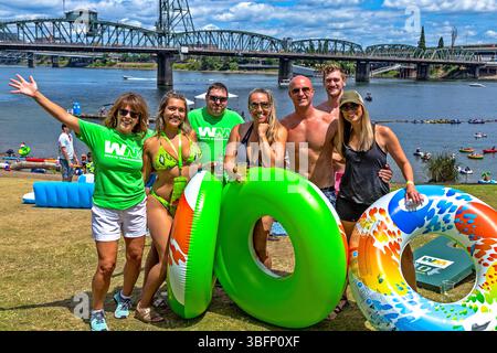 The Big Float, Portland, Oregon, 13. Juli 2019: Gruppe von Menschen mit Innenröhren, die bereit sind, den Willamette River hinunter zu treiben. Stockfoto