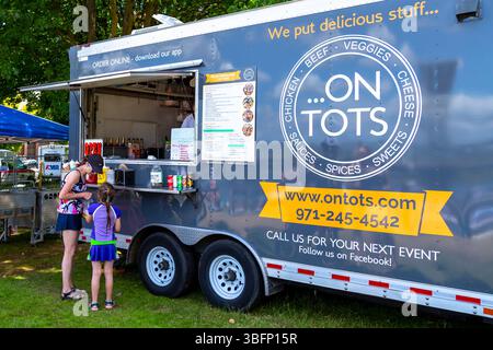 The Big Float, Portland, Oregon - 13. Juli 2019: Eine Bestellung von Frauen und Kindern vom On Tots Food Truck bei einer Outdoor-Veranstaltung. Stockfoto