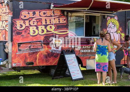 The Big Float, Portland, Oregon – 13. Juli 2019: Die Leute bestellen Essen von Slick's Big Time BBQ Food Truck, nachdem sie den Willamette River durchquert haben. Stockfoto