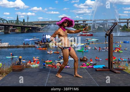 The Big Float, Portland, Oregon – 13. Juli 2019: Ein Darsteller unterhält Floater auf dem Willamette River während des jährlichen Big Float Events. Stockfoto