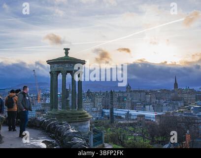 Calton Hill mit Denkmälern und Stadtblick in Edinburgh, Schottland, Großbritannien Stockfoto