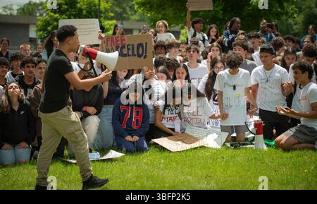 Die Schüler der High School protestieren gegen die Gefangennahme von Marcelo Gomes da Silva. Milford High School, Milford, Massachusetts, USA. 2. Juni 2025. Hunderte von Schülern protestieren vor der Milford High School, 39 Meilen (63 km) südwestlich von Boston, Massachusetts. Der 18-jährige da Silva, ein brasilianischer Student ohne Papiere, wurde am 31. Mai in Milford von der Einwanderungs- und Zollbehörde ICE festgenommen. Da Silva, geboren in Brasilien, besuchte die Milford Public Schools seit seinem 6. Lebensjahr und war ein Ehrenschüler an der Schule. Credit Chuck Nacke / Alamy Live News Stockfoto