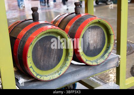 Holzfässer mit weiß- und Rotwein österreichischer Balsamico-Essig aus lokalen Trauben auf dem Markt in Wien, Österreich, Nahaufnahme Stockfoto