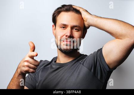 Gutaussehendes lächelndes Bärtemannes Atelier-Porträt auf weißem Hintergrund Stockfoto