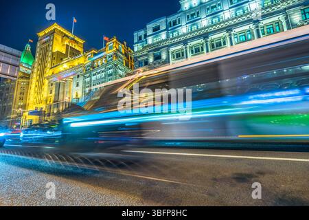 Die Lichtspuren auf dem modernen Gebäude-Hintergrund Stockfoto