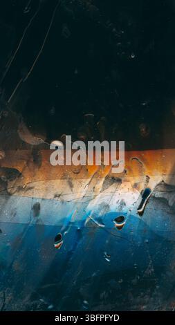 Matrixverzerrung. Glasbruch. Blau orange Farbe Glitch Geräusch Staub Kratzer gebrochene verstörte Textur Riss Bildschirm auf dunklem schwarzen abstrakten Hintergrund. Stockfoto