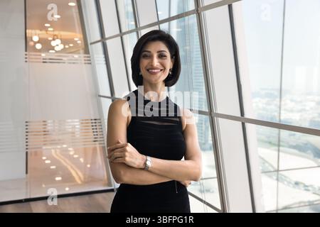 Porträt einer selbstbewussten armenischen Geschäftsfrau, Firmeninhaberin oder Führungskraft Stockfoto