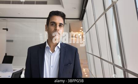 Kopffoto eines selbstbewussten indischen Geschäftsmannes im formellen Anzug Stockfoto