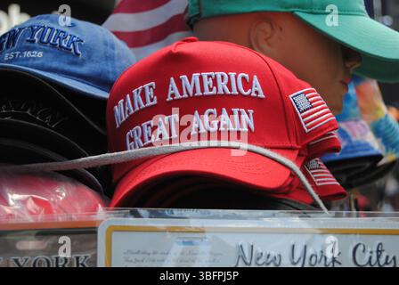 New York City, New York, USA - 2. Juni 2025: Red MAGA - Make America Great Again - Hut zum Verkauf an einem Souvenirstand am Times Square. Stockfoto