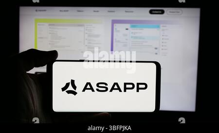 Stuttgart, Deutschland - 23.01.2025: Person, die ein Mobiltelefon mit dem Logo des amerikanischen Künstlichen Intelligenz-Unternehmens ASAPP Inc. Auf dem Bildschirm hält Stockfoto