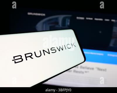 Stuttgart, Deutschland - 23.01.2025: Smartphone mit Logo des amerikanischen Schifffahrtsunternehmens Brunswick Corporation auf dem Bildschirm vor der Website. Stockfoto