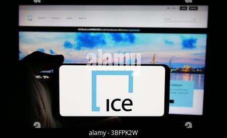 Stuttgart, Deutschland - 23.01.2025: Person, die ein Mobiltelefon mit dem Logo des amerikanischen Unternehmens Intercontinental Exchange Inc. (ICE) auf dem Bildschirm hält Stockfoto