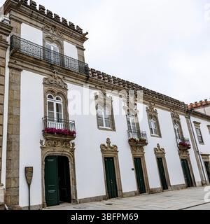 Fassade der Casa dos Alpuim (Herrenhaus Alpuim), erbaut im neo-Manuelinischen (neo-gotischen) Architekturstil Ende des 17. Jahrhunderts, in Viana do Castelo, Portu Stockfoto