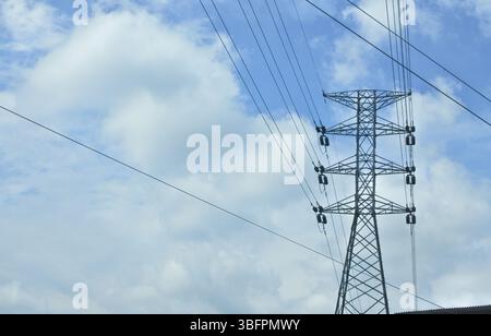 Der Turm der Sutte steht hoch, als würde er den Himmel berühren Stockfoto