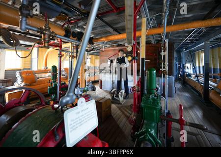 Ingenieur, der den Motor-Telegraph des SS Moyie Raddampfers, des ältesten der Welt, in Kaslo am Westufer des Kootenay arbeitet Stockfoto