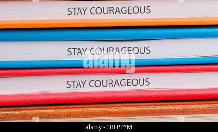 Motivationszitate BLEIBEN MUTIG. Stockfoto