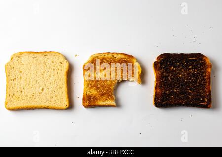 Geröstetes Brot und weißer Hintergrund Stockfoto