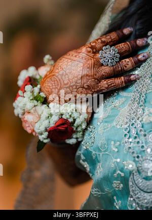 Nahaufnahme von Henna an den Händen einer indischen Frau. Indische Mehendi-Feier. Henna-Anwendung und Rituale. Frauenhände mit Henna-Hochzeitsmotiv Stockfoto