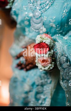 Nahaufnahme von Henna an den Händen einer indischen Frau. Indische Mehendi-Feier. Henna-Anwendung und Rituale. Frauenhände mit Henna-Hochzeitsmotiv Stockfoto