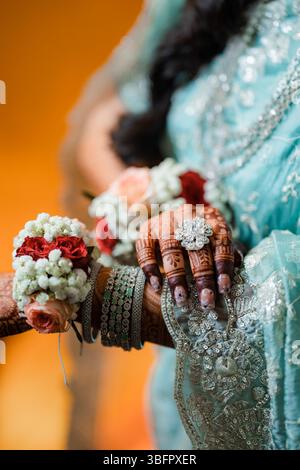 Nahaufnahme von Henna an den Händen einer indischen Frau. Indische Mehendi-Feier. Henna-Anwendung und Rituale. Frauenhände mit Henna-Hochzeitsmotiv Stockfoto