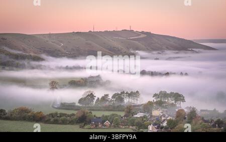 Nebelfüllende Escarpment Stockfoto