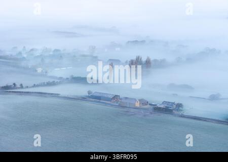 Winternebel auf einer Farm in West Sussex Stockfoto