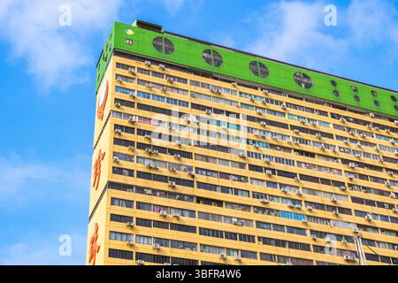 Fassade des People's Park Complex, ein Hochhaus mit Geschäfts- und Wohnturm in Chinatown, Singapur Stockfoto