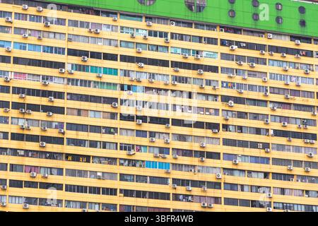 Fassade des People's Park Complex, ein Hochhaus mit Geschäfts- und Wohnturm in Chinatown, Singapur Stockfoto