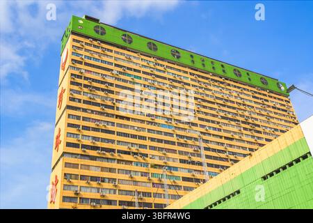Fassade des People's Park Complex, ein Hochhaus mit Geschäfts- und Wohnturm in Chinatown, Singapur Stockfoto