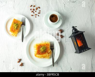Kunafa-Dessert, traditionelles süßes Nahost-Dessert, serviert während des Ramadan Stockfoto