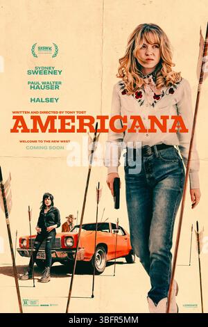 Americana (2025) unter der Regie von Tony Tost mit Sydney Sweeney, Paul Walter Hauser und Halsey. Das Leben von Außenstehenden und Ausgestoßenen verflechten sich gewaltsam, als ein seltenes Lakota Ghost Shirt auf den Schwarzmarkt einer kleinen Stadt in South Dakota fällt. NUR ZUR REDAKTIONELLEN VERWENDUNG des US-Advance-Posters. Quelle: BFA/IFC Films Stockfoto