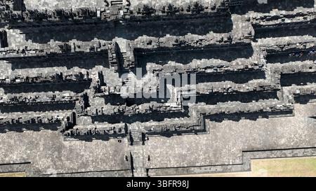 Ein atemberaubender Blick aus der Vogelperspektive zeigt die geometrischen Korridore und die komplizierten Terrassen von Borobudur, dem größten buddhistischen Tempel der Welt, der seine antike Schönheit zeigt Stockfoto