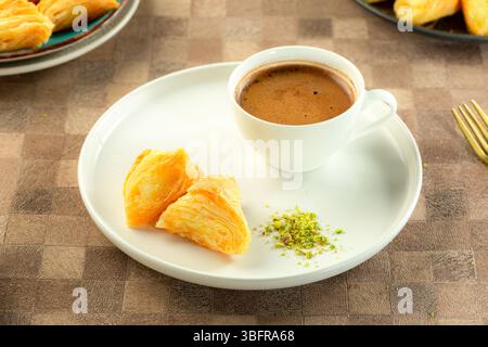 Eine Tasse Kaffee serviert mit traditionellen arabischen Süßigkeiten Stockfoto