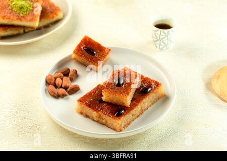 Namoura, köstliches arabisches Dessert mit erstklassiger geklärter Butter, eingeweicht in Sirup, auf weißem Hintergrund Stockfoto