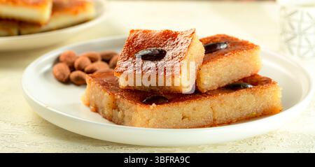 Nahaufnahme des Namoura-Desserts, goldener Grießkuchen mit Ghee, traditioneller Nahost-Süßigkeit Stockfoto