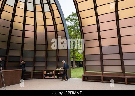 London, Großbritannien. Juni 2025. Der Serpentine Pavilion 2025, Eine Kapsel in Time, entworfen von der bangladeschischen Architektin und Pädagogin Marina Tabassum und ihrer Firma Marina Tabassum Architects (MTA), wird am 6. Juni 2025 eröffnet. Goldman Sachs unterstützt das jährliche Projekt zum 11. Jahr in Folge. Aus Holz gefertigt und um einen halbReifen Ginkgo-Baum gebaut (eine klimaresistente Baumart, die aus dem frühen Jura stammt) und eine Hälfte des Pavillons kann sich bewegen, um eine neue Konfiguration zu schaffen. Quelle: Mary-Lu Bakker/Alamy Live News Stockfoto