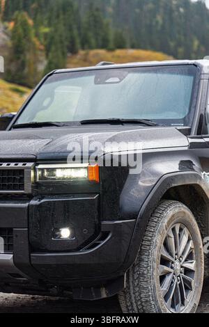 Bischkek, Kirgisistan - 12. Oktober 2024: Nahaufnahme eines schwarzen Toyota Land Cruiser 250 mit Wassertropfen auf der Oberfläche, abgesetzt auf Stockfoto
