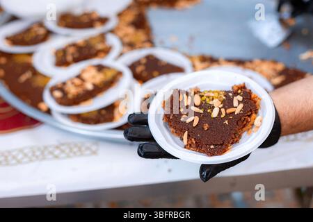 Palästinensische Kunafa-Teller, serviert bei besonderen Zusammenkünften und Feiern Stockfoto