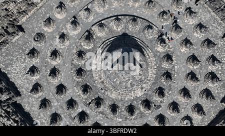 Bewundern Sie die perfekte Ausrichtung der Borobudur-Stupas in diesem atemberaubenden Top-Down-Foto, das die architektonische Brillanz und die ruhige Atmosphäre des Denkmals einfängt Stockfoto