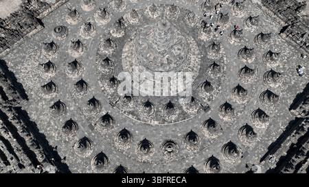 Bewundern Sie die faszinierende Symmetrie von Borobudur, dem weltgrößten buddhistischen Tempel, der von oben erfasst wurde. Die konzentrischen Kreise der Stupas erzeugen ein Hy Stockfoto