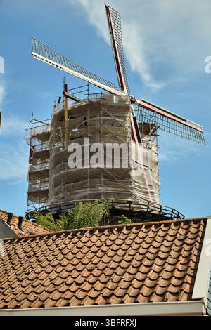 26. Mai 2025: Zierikzee-Niederlande: Historische Windmühle de Hoop, umgeben von Gerüsten während der Renovierung unter klarem blauem Himmel. Stockfoto