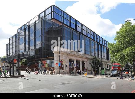 Bürogebäude an der Victoria Station, London, Großbritannien. Kreuzung Buckingham Palace Road (rechts) und Eccleston Bridge (links). Stockfoto