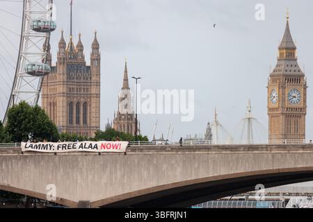 London, Großbritannien. Juni 2025. Anhänger der Kampagne Free Alaa werfen ein Banner mit der Aufschrift „Lammy Free Alaa Now“ von der Waterloo Bridge. Alaa Abd el Fattah, ein britisch-ägyptischer Schriftsteller und Pro-Demokratie-Aktivist, der mehr als 10 Jahre als politischer Gefangener in Ägypten verbracht hat, sollte am 29. September 2024 freigelassen werden. Seine Mutter Laila Soueif befindet sich seit diesem Datum im Hungerstreik, um Maßnahmen der britischen Regierung zu fordern, um seine Freilassung zu erreichen. Quelle: Mark Kerrison/Alamy Live News Stockfoto