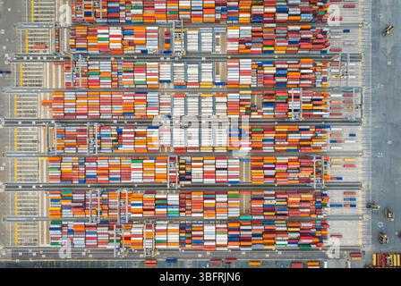 Eine Ansicht von oben auf den Lagerbereich für alle Container, die an einem geschäftigen Handelshafen abgeholt werden müssen Stockfoto