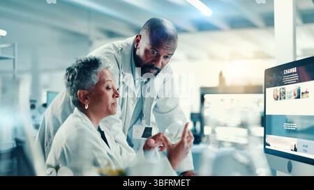 Zusammenarbeit, Computerbildschirm und Marihuana mit Wissenschaftlern im Labor für Forschung. Gesundheitswesen, Innovation und Stichprobe mit dem Wissenschaftsteam bei Stockfoto