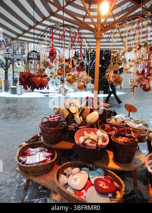 Weihnachtsmarkt im Freien mit Dekorationen und Korbkörben im Winter. Zell am See, Österreich Stockfoto