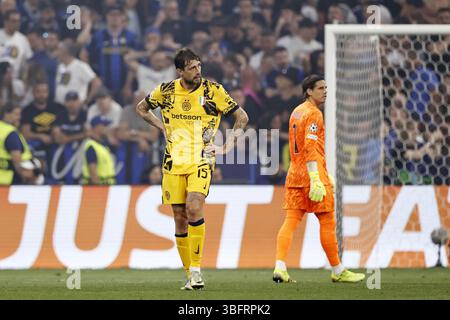 MÜNCHEN - Francesco Acerbi vom FC Internazionale Milano, Torhüter Yann Sommer, der nach dem Finale der UEFA Champions League 2-0 zwischen Paris Saint-Germain und dem FC Internazionale Milano am 31. Mai 2025 in München in der Münchner Fußballarena scheiterte. ANP | Hollandse Hoogte | MAURICE VAN STEEN Stockfoto