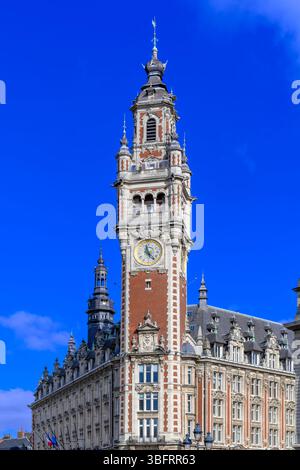 Der beeindruckende Glockenturm der Handelskammer (Beffroi de la Chambre de Commerce de Lille) erhebt sich über den größten Teil der Stadt Lille in Nordfrankreich. Stockfoto