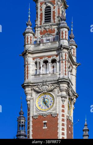 Der beeindruckende Glockenturm der Handelskammer (Beffroi de la Chambre de Commerce de Lille) erhebt sich über den größten Teil der Stadt Lille in Nordfrankreich. Stockfoto
